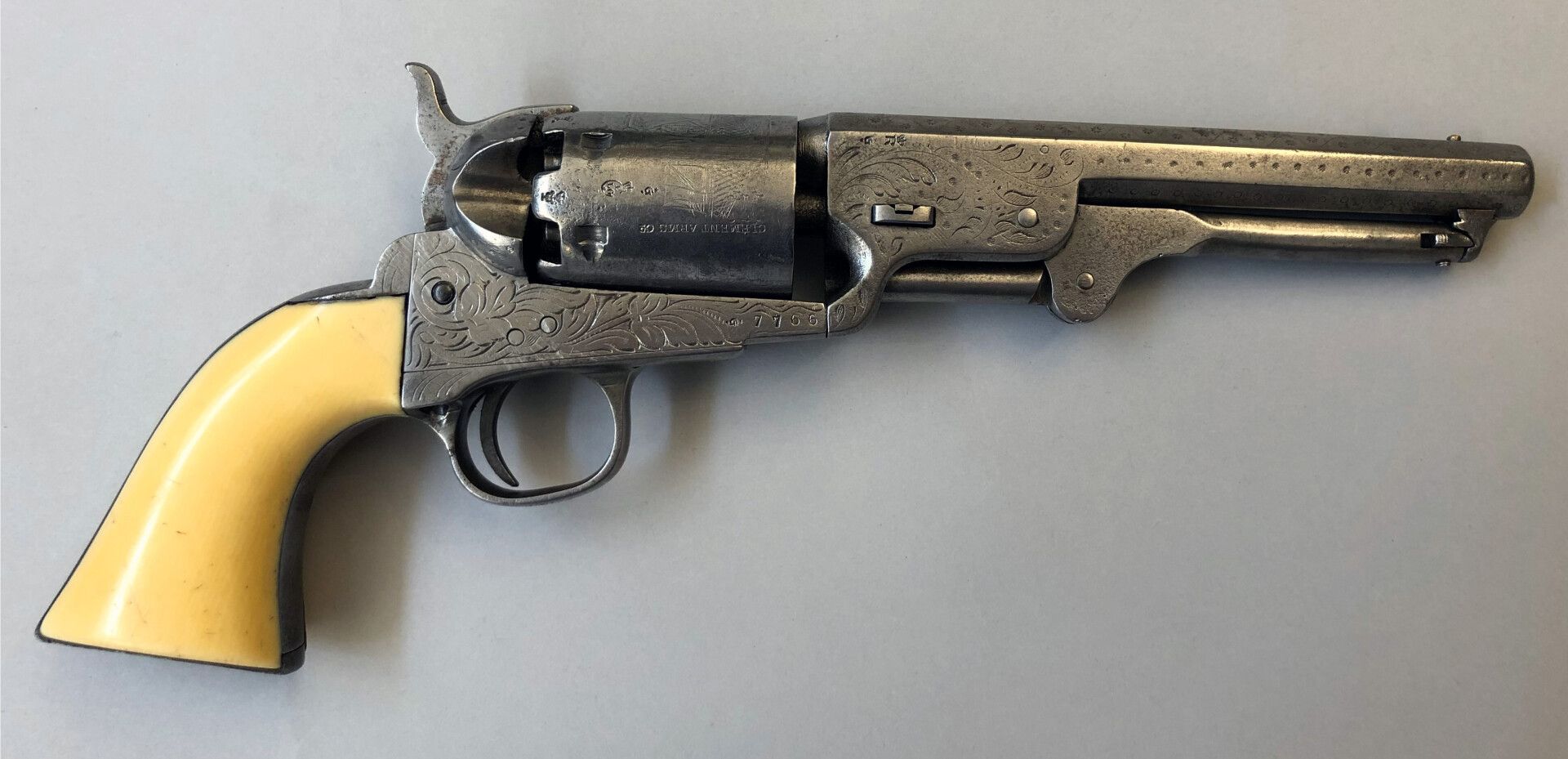 Null 有趣的比利时仿制Colt 1851海军左轮手枪。白色抛光的武器，刻有叶子的卷轴。在枪管板上以指挥棒的形式标明 "Cap.克莱门特制造的系统"。枪管上的&hellip;