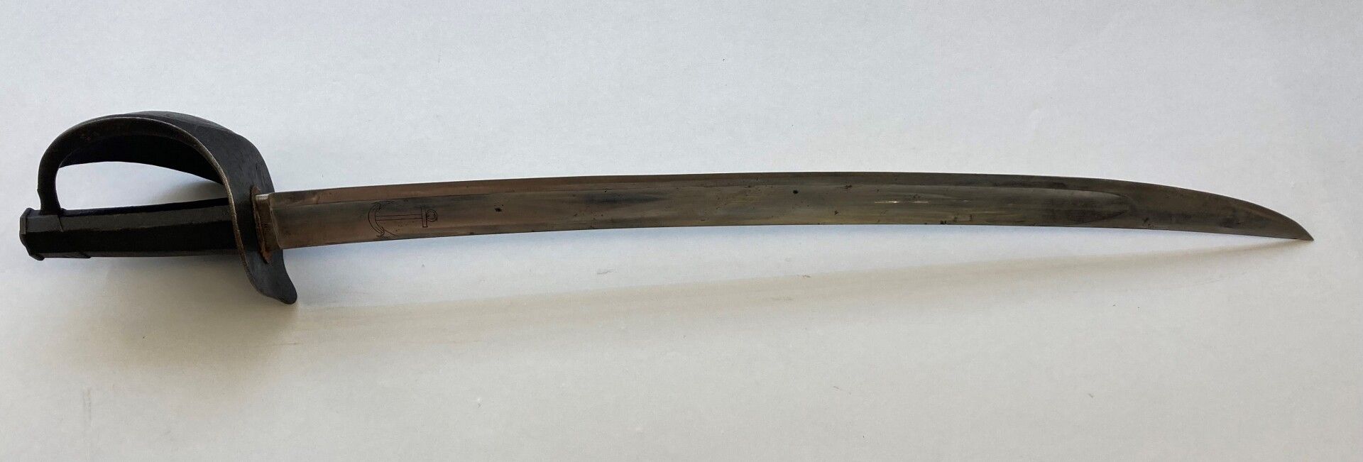 Null 漂亮的法国海军 "cuillère à pot "1833型登机剑。1842年10月由沙特莱罗的皇家制造厂制造。白色抛光的刀片，在其原来的表面，其两个&hellip;