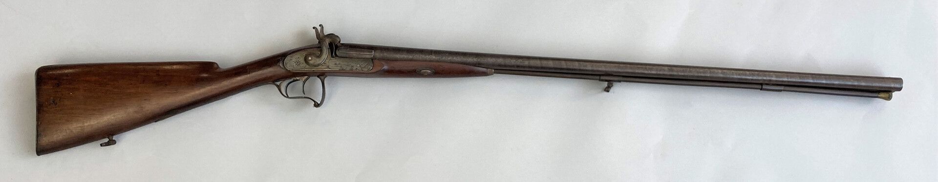 Null 马赛Bounin制作的带前锁的并列式打击猎枪。16口径的大马士革枪管，一磅。胡桃木框架。卷轴式扳机防护装置。光滑的清漆胡桃木枪托。功能机制。(1-)