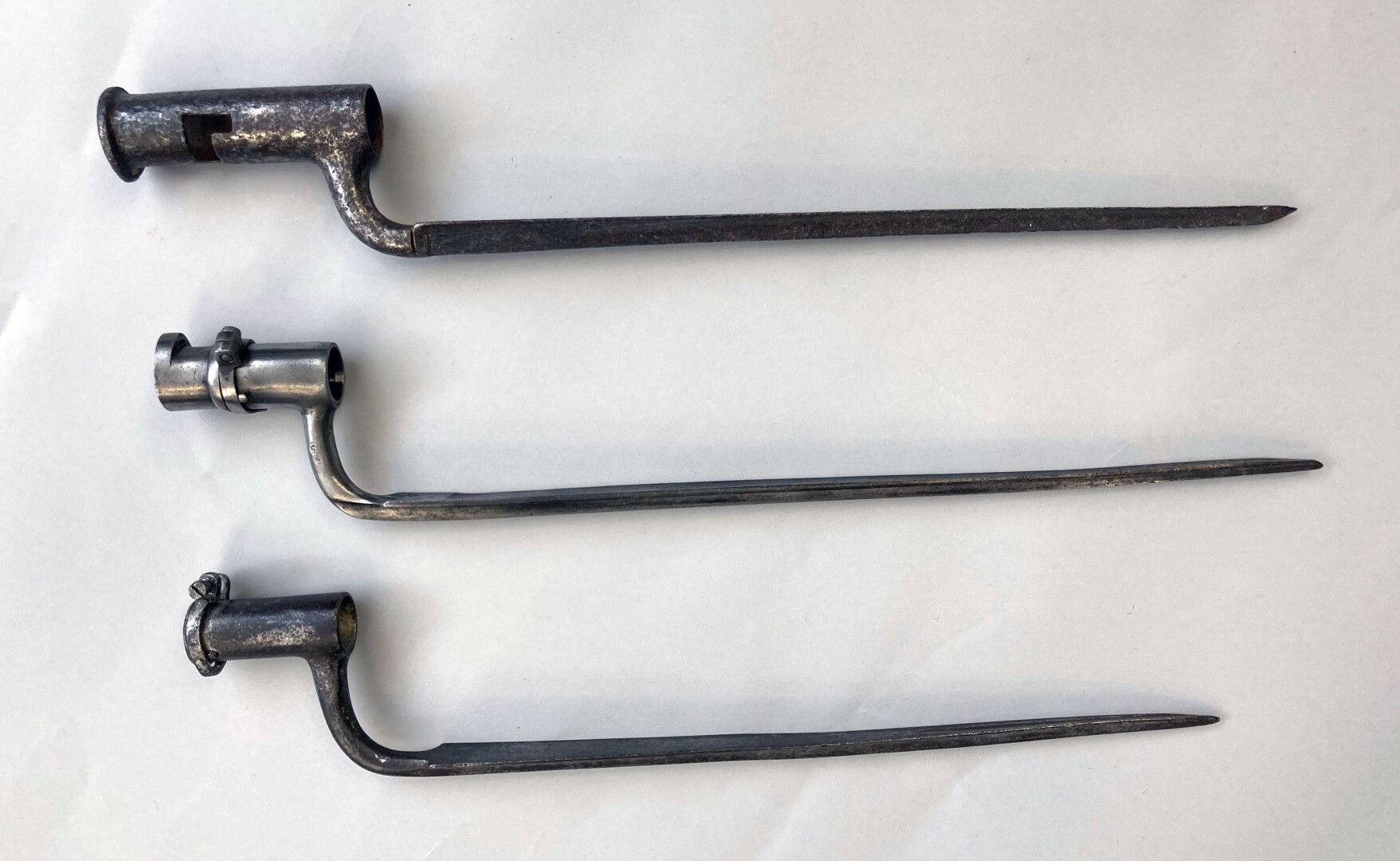 Null Lot of three bayonets with socket: 

- One 1777/An IX

- A primitive model &hellip;