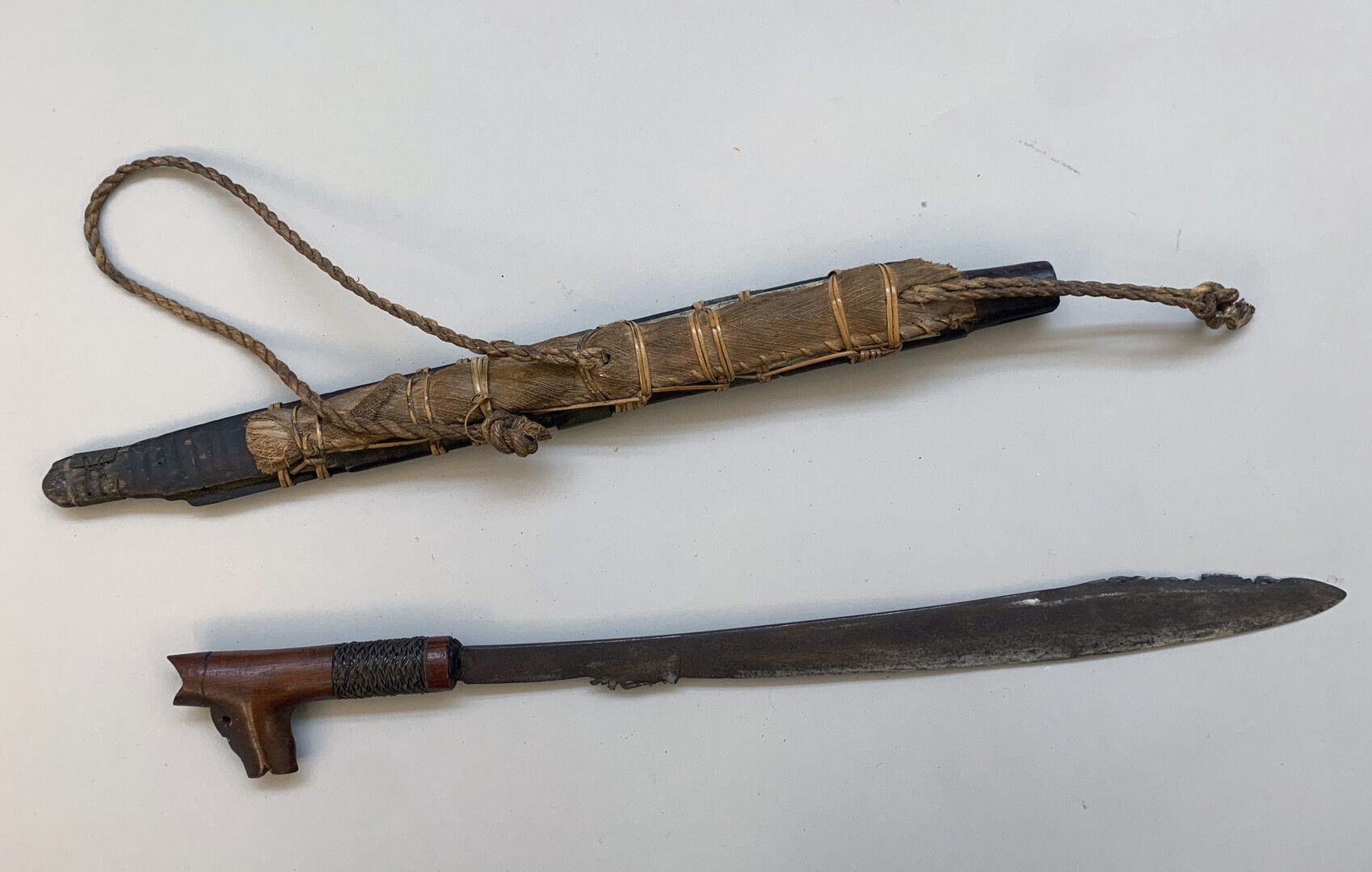 Null 漂亮的传统印度尼西亚短剑，称为 "parang-ilang"。长450毫米的略微弯曲的刀片，背面平坦，在刀带和反面边缘的位置有锉刀装饰。美丽的木雕放大&hellip;