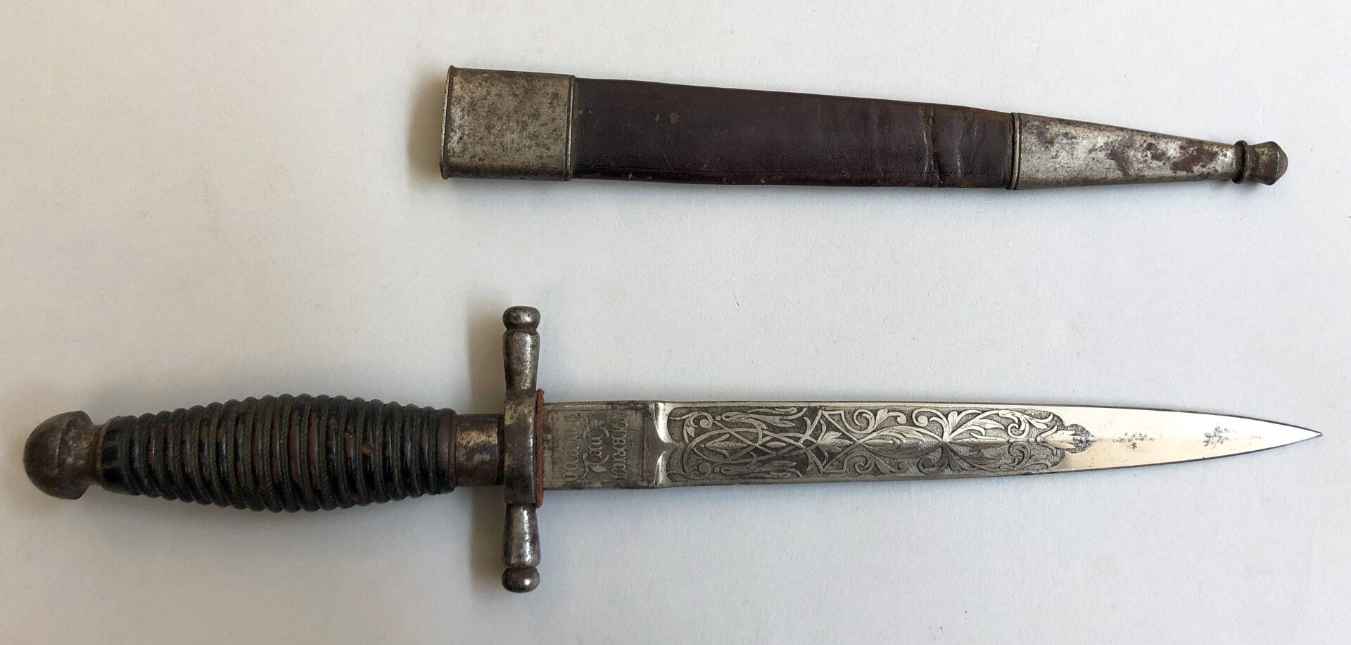 Null 美丽浪漫的匕首，称为 "dague de pute"。四面对称的刀片，酸刻交错的叶子，标有 "Fabrica de Toledo Ano 1878"。&hellip;