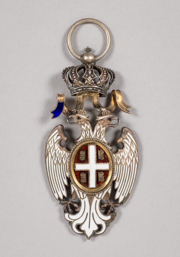 Null 银质和珐琅质的塞尔维亚白鹰勋章的极好徽章。中间是塞尔维亚的国徽（半透明的红色珐琅和白色十字架），正面是半透明的红色珐琅上的1882年日期。铰链形成了一&hellip;