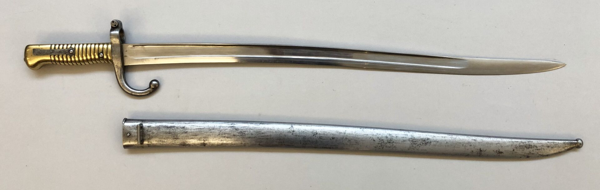Null 法国规定的刺刀Yatagan 1868型步兵。1873年8月来自圣埃蒂安的武器制造厂。带编号的刀鞘。条件1
