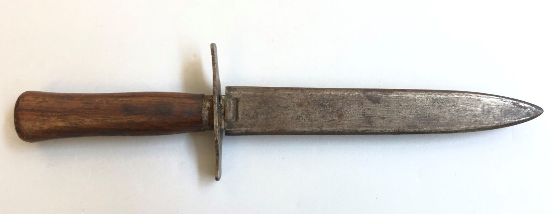 Null 被称为 "1870年复仇者 "的法国战壕刀。制造S.G.C.O. 刀片重新抛光，刀尖重做。在它的铁剑鞘中。条件1-