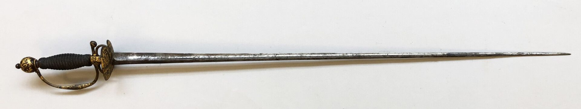 Null 美丽的法国风格的宫廷剑，来自18世纪中期。三角形刀片，三面中空，长770毫米。刃部第三部分的雕刻装饰有叶子的卷轴。铭文 "Vive le roy "的&hellip;