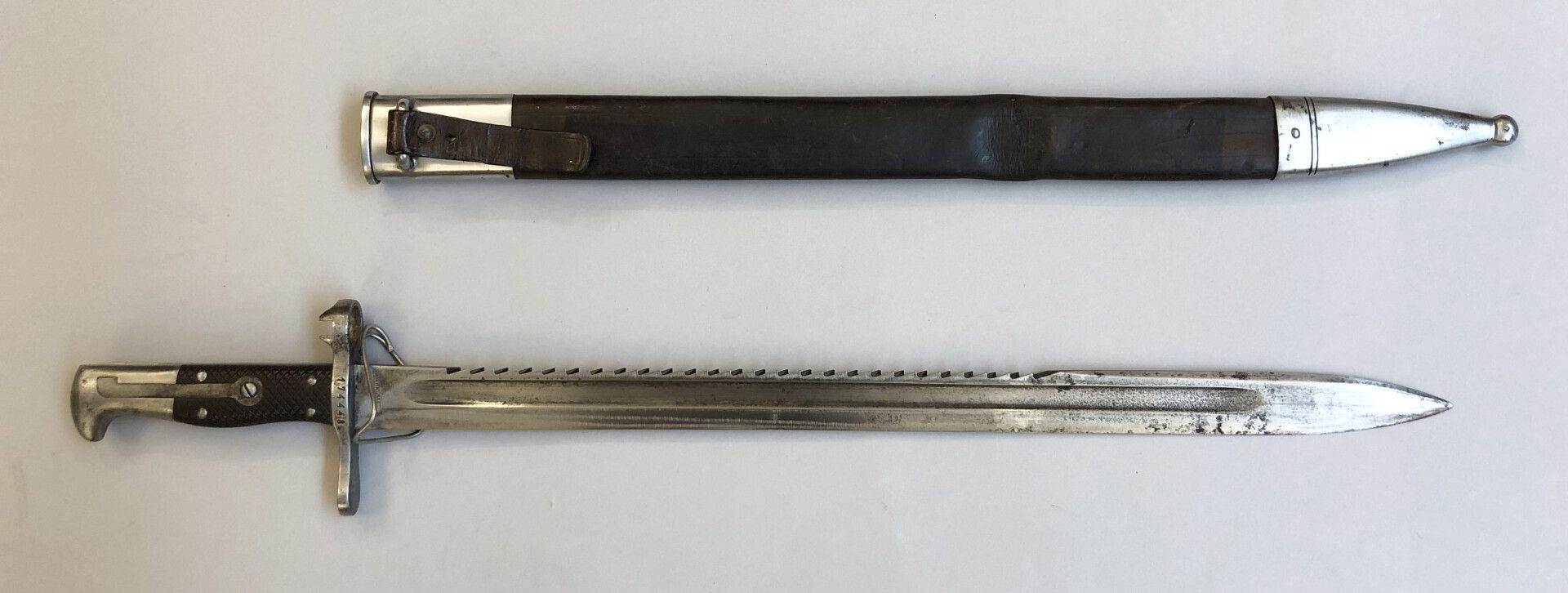 Null 瑞士工程师1887型刺刀，用于Vetterli步枪。锯的刀齿。制造SIG。压制皮革板，装在带钢饰的皮革刀鞘中。条件1-