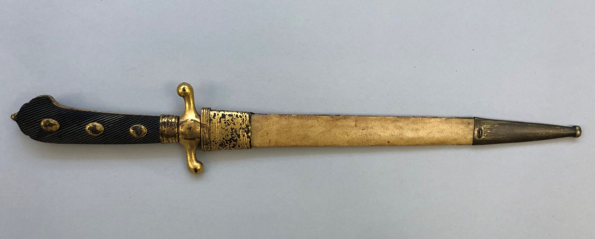 Null 美丽的Vennery匕首，长470毫米，刀刃315毫米。扁平对称的刀片，背面和反面都是平的。封面上有镀金的Ricasso标记，字体为 "Klingen&hellip;