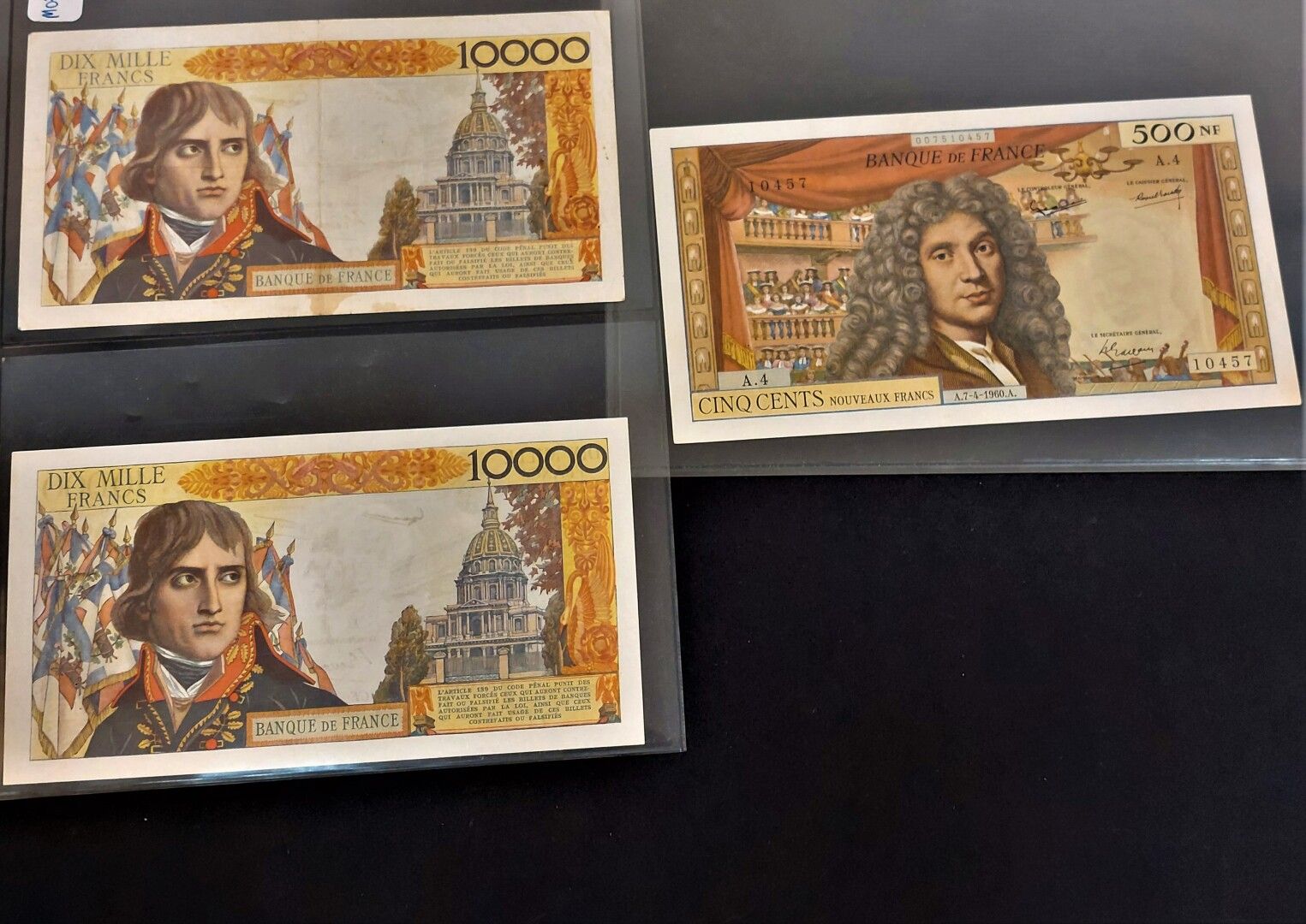 Null 3张纸币包括：1张500新法郎的纸币，莫里哀，状况良好。

 1张10,000法郎的波拿巴纸币和1张10,000法郎的叠印纸币，100张新波拿巴纸币
