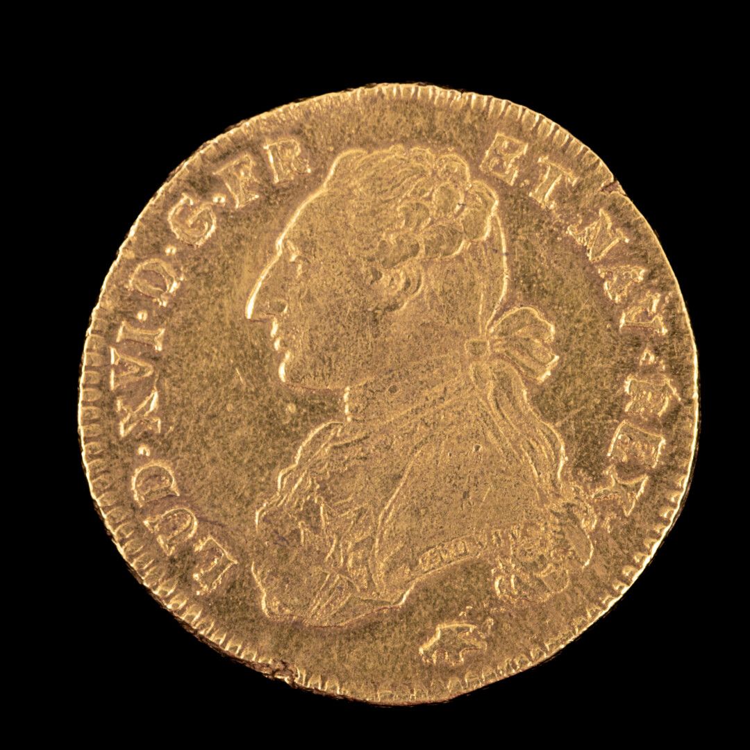 Null LOUIS XVI 

Doppio busto vestito Louis d'or 

1776 D Lyon 

Peso: 16,6 g - &hellip;