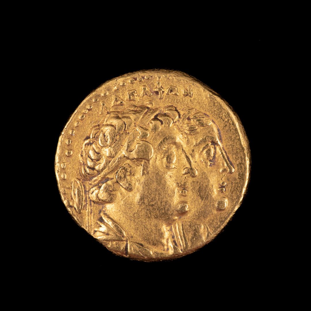 Null 埃及，托勒密二世和阿西诺（-270-260）。

金色四角形硬币

R] 托勒密一世和贝勒尼丝的半身像

重量：13.80克 - 罕见 - TTB