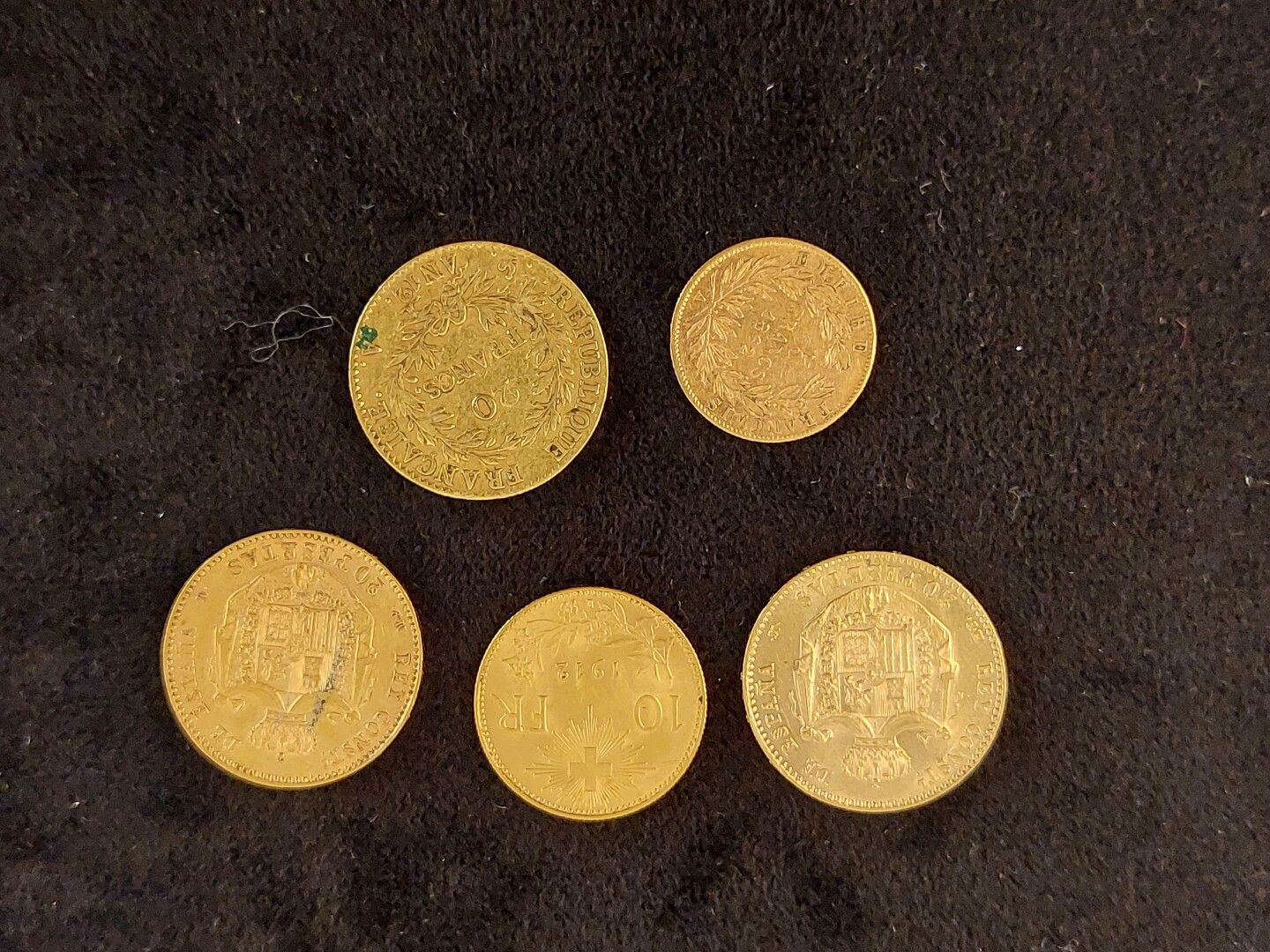Null 5枚金币：2枚20比塞特硬币，1枚20法郎的波拿巴硬币，1枚10法郎的瑞士硬币，1枚5法郎的拿破仑三世硬币。