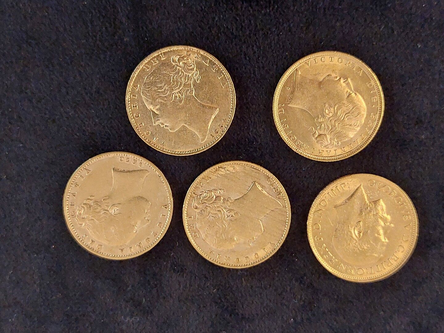 Null Lot von 5 Sovereigns Gold Victoria, Georg V.