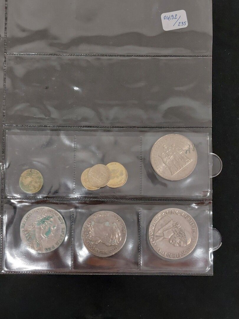 Null Lote de monedas de plata y plata dorada que incluye un escudo de 6 libras, &hellip;