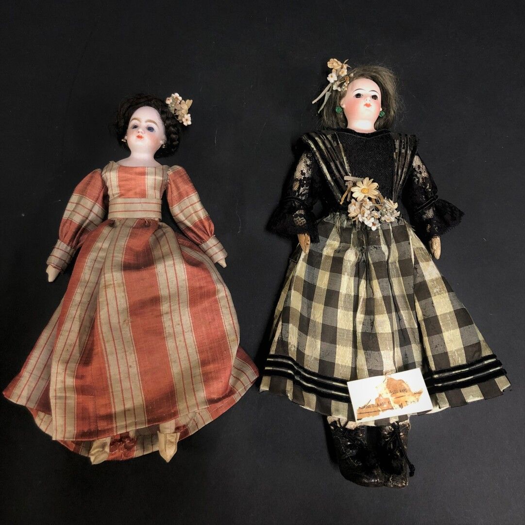 Null 瓷器GAULTIER品牌的两个娃娃，头像半身像的拍品

- 棕色的眼睛在皮革的身体上，用手遮挡。高：34厘米

- 在最近的皮革身体上的蓝色眼睛。高：&hellip;