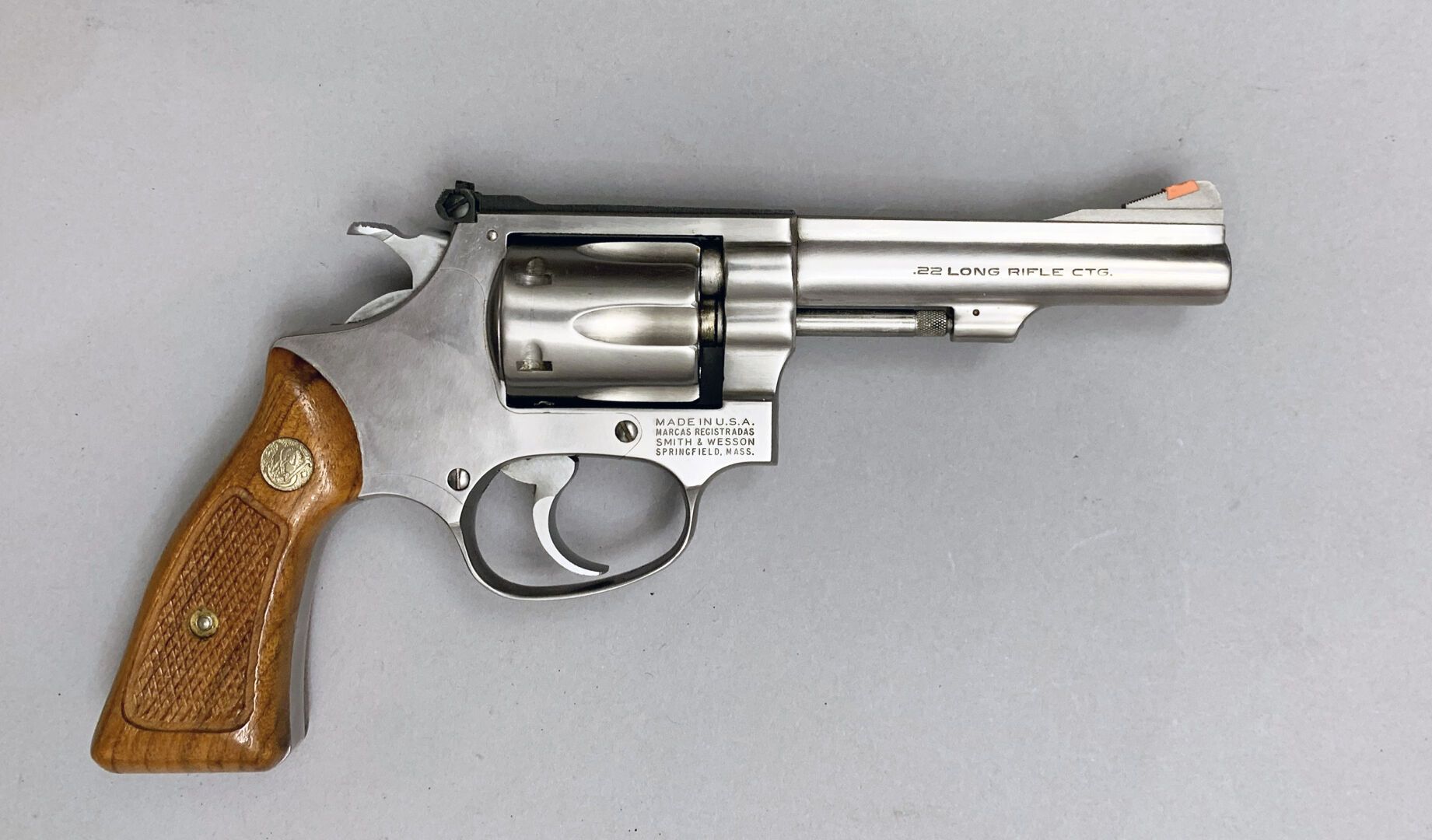 Null 史密斯-威森63型左轮手枪的第一个版本。口径22LR。4英寸枪管。武器n°ABC 0104。可调节的瞄准器，前瞄准器有橙色塑料插件。S&W胡桃木格子握&hellip;