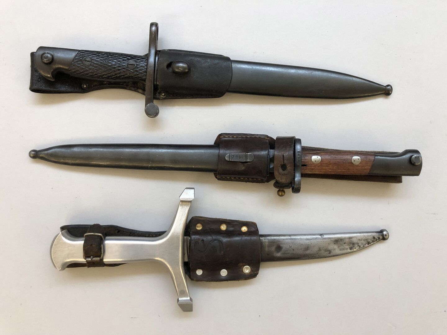 Null Lot of three various bayonets : 
- a 1943 Spanish bolo bayonet. In its scab&hellip;