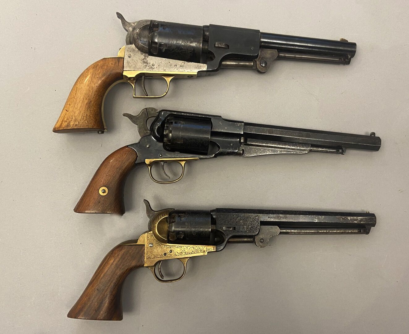 Null Lot de trois revolvers comprenant : 
- grosse réplique italienne de revolve&hellip;