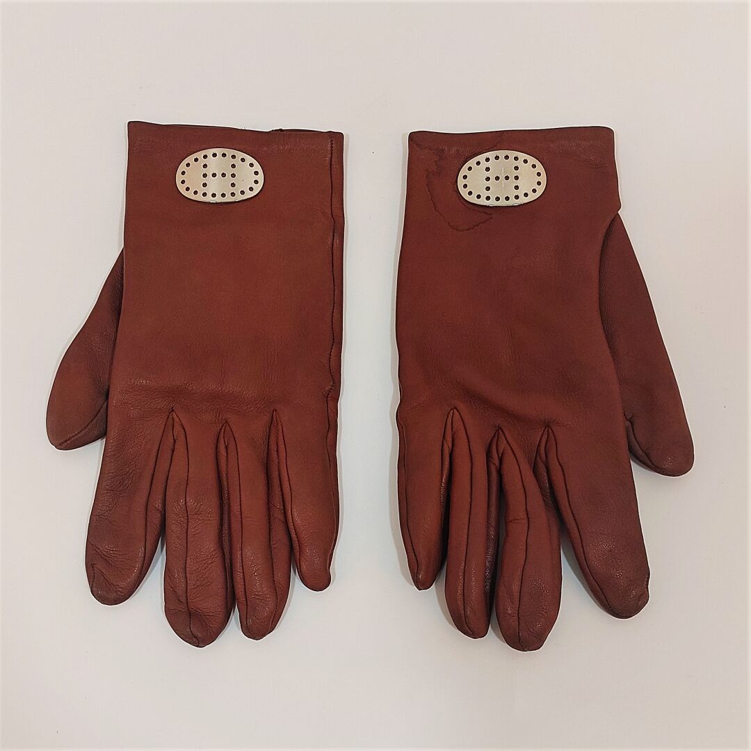 Null HERMES -Paris
Paire de gants en cuir d'agneau couleur bordeaux
taille 7 
 t&hellip;