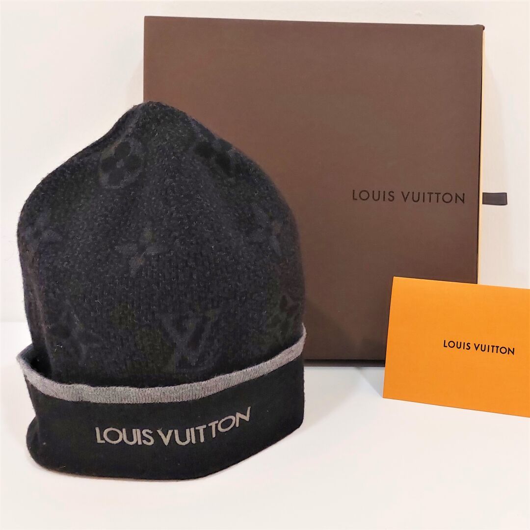 Null Louis VUITTON -Paris" My Monogram Éclipse"
Bonnet en laine couleur gris 
Bo&hellip;