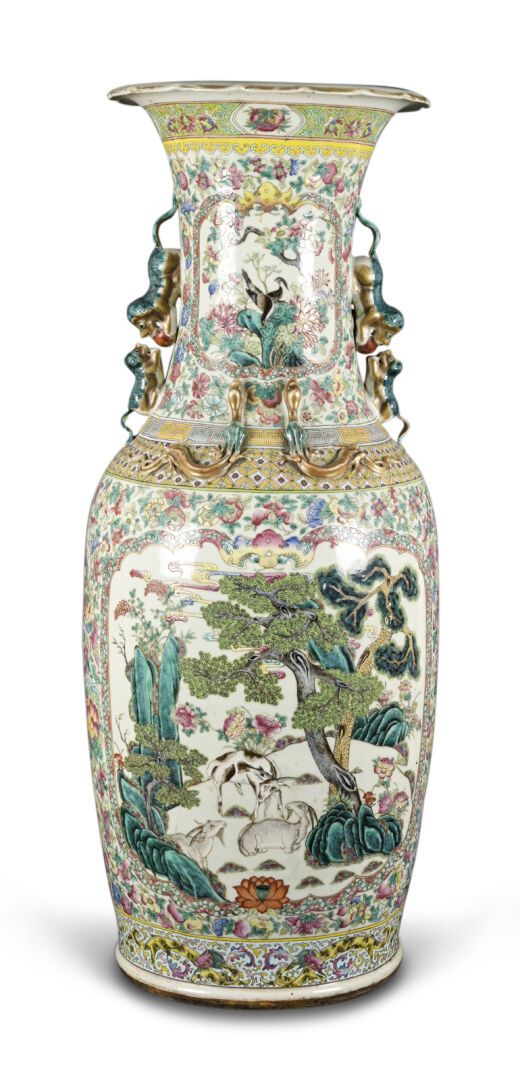 Null 一件大型的广东瓷器和多色珐琅花瓶，以粉彩风格装饰，一面是松树下的山羊，另一面是植物间的鸟和涉水者，蝙蝠的面具，颈部有龙的装饰，两个把手是浮雕的能狗形状&hellip;