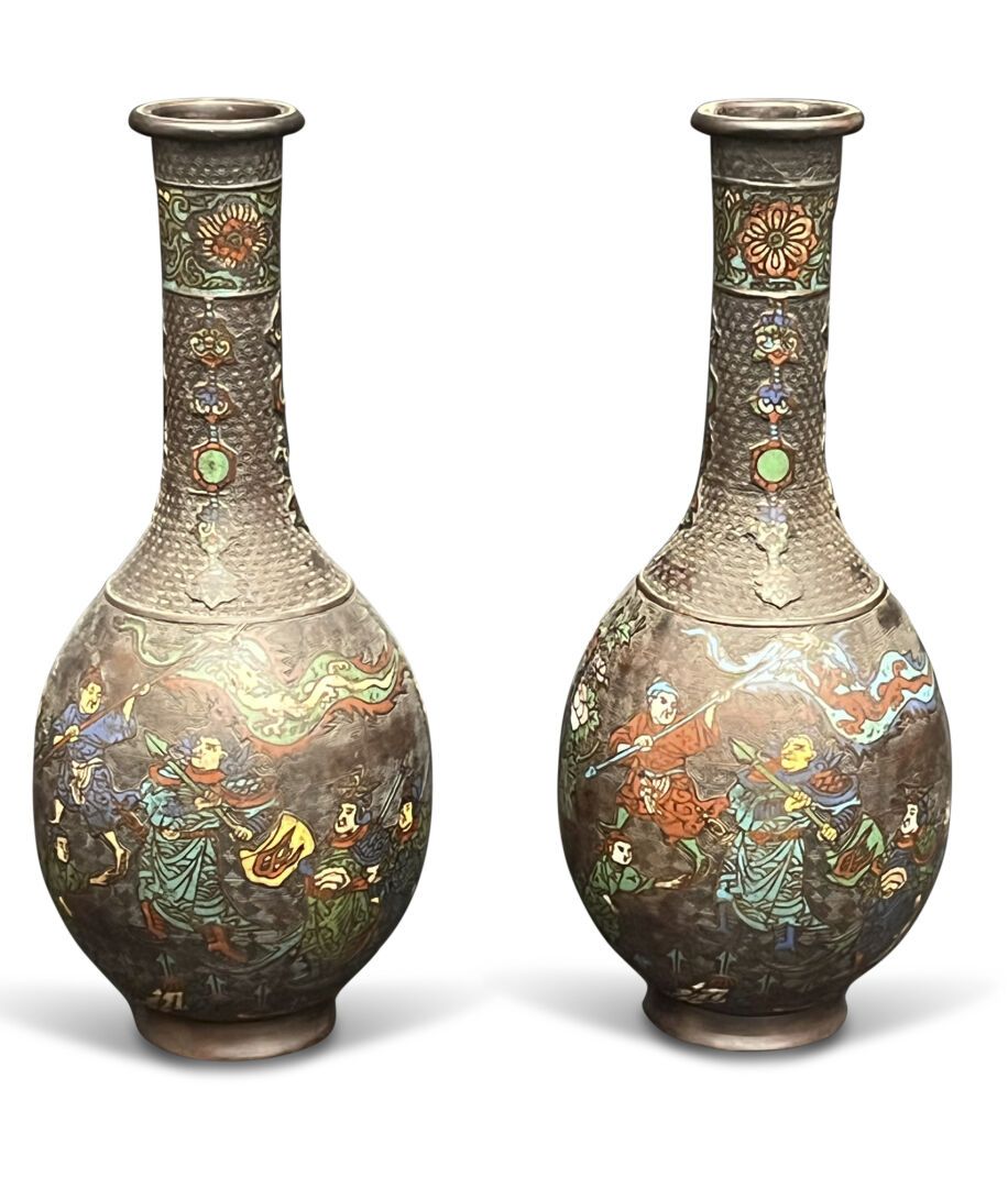 Null 一对青铜和田园釉的长颈瓶，饰有武士、龙、饕餮和牡丹的图案。
日本，约1900年。
承担了一个标记。
高：44厘米 
(其中一个有小缺陷)