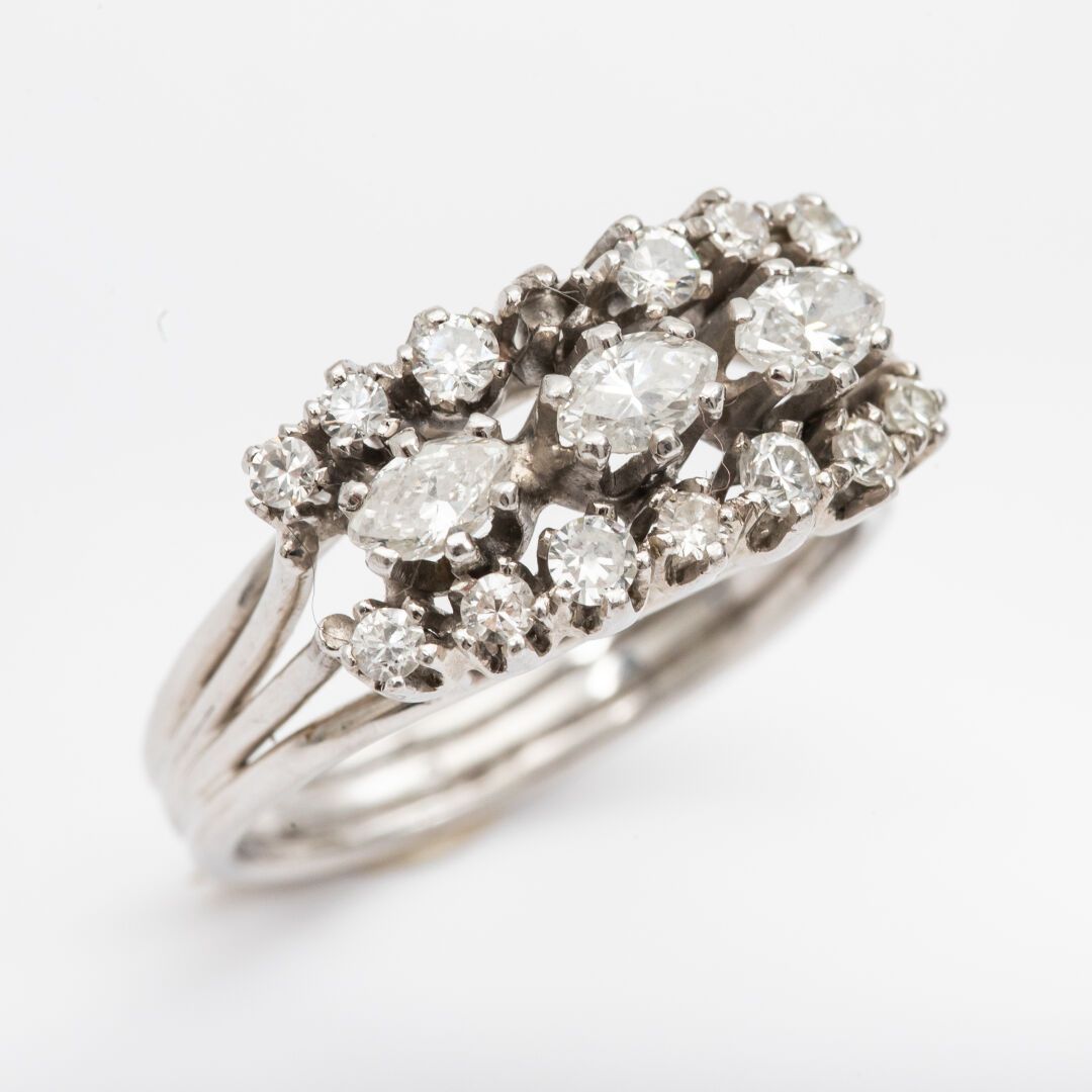Null Garter ring, navette and brilliant cut diamonds, white gold setting

Gross &hellip;