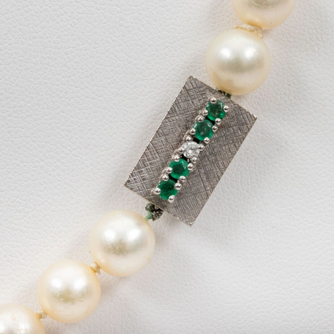 Null 项链，养殖珍珠项链，直径8毫米，白金搭扣，钻石和绿宝石。 

长：62厘米