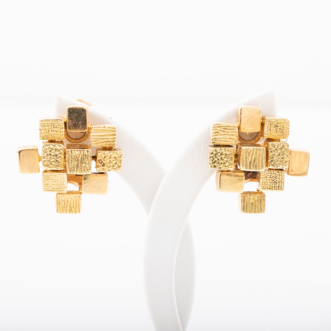 Null 茅伯辛

 一对耳夹，刻有金质几何装饰的耳夹 

约1960-70年

有签名和编号的。 

重量：14.3克 - 高：2厘米 - 莫布森表壳