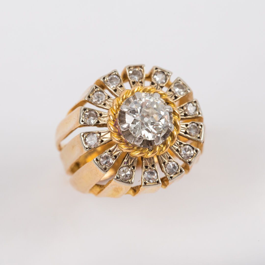 Null Anillo, diamante central talla antigua aprox. 0,70 quilates, talla 8/8, eng&hellip;