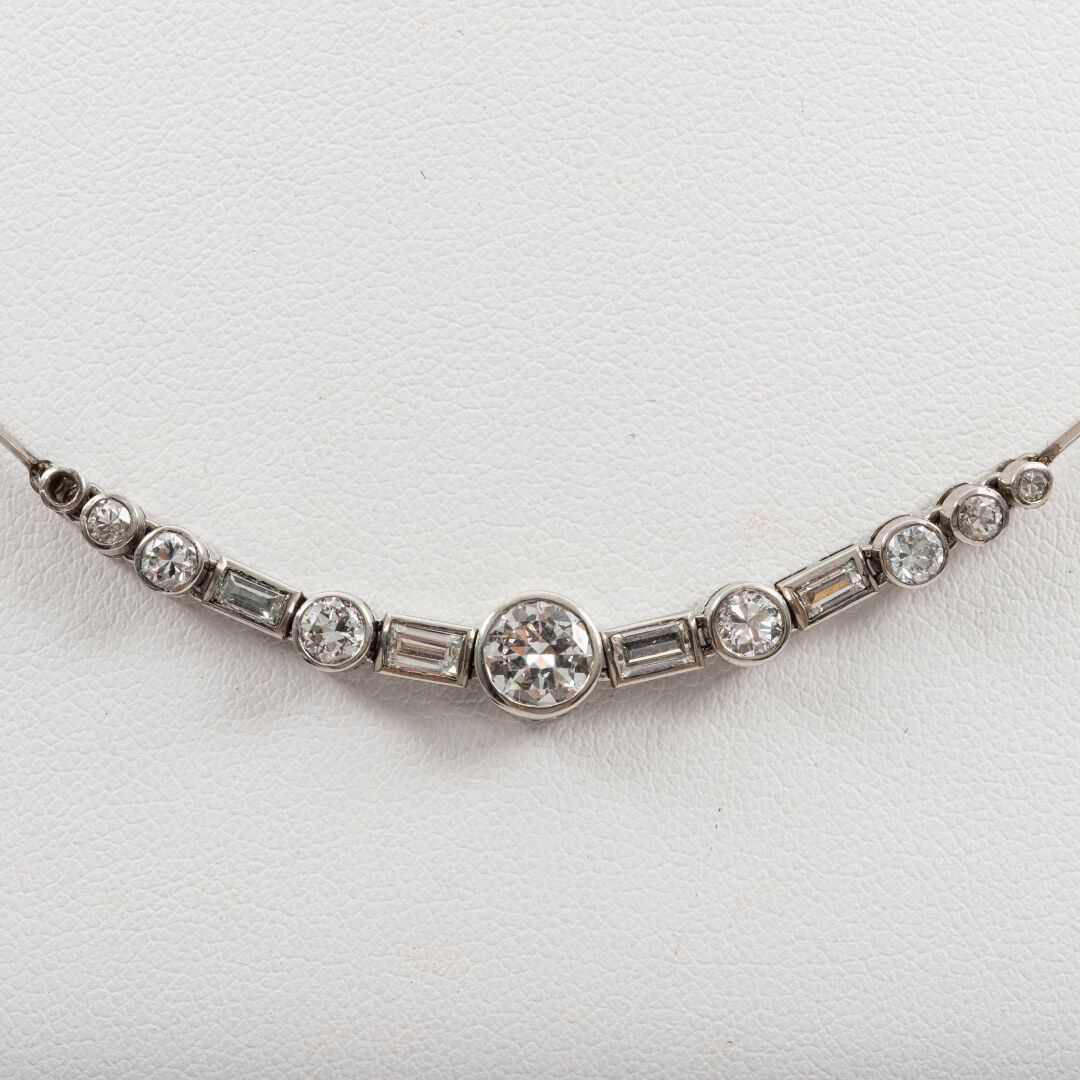 Null 项链，半镂空，明亮式切割钻石，中央约0.70克拉和长方形，铂金镶嵌 

约1930年

毛重：11.5克 - 长：41厘米 - 一个空表圈和一颗白宝石