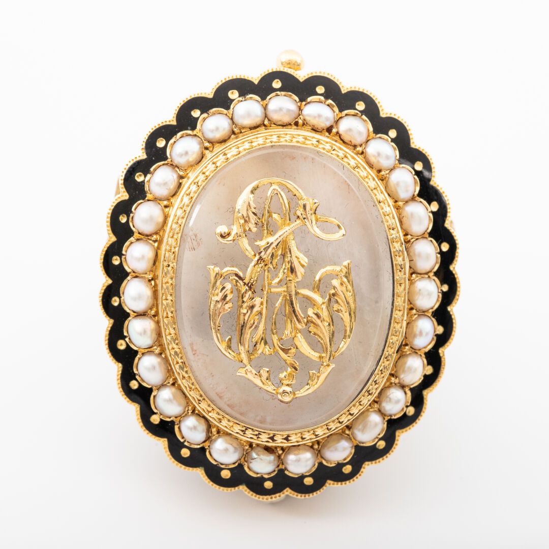 Null 黄金胸针，珐琅，半珍珠，珍珠母和玻璃 

拿破仑三世风格 

毛重：22克 - 高度：4.5厘米