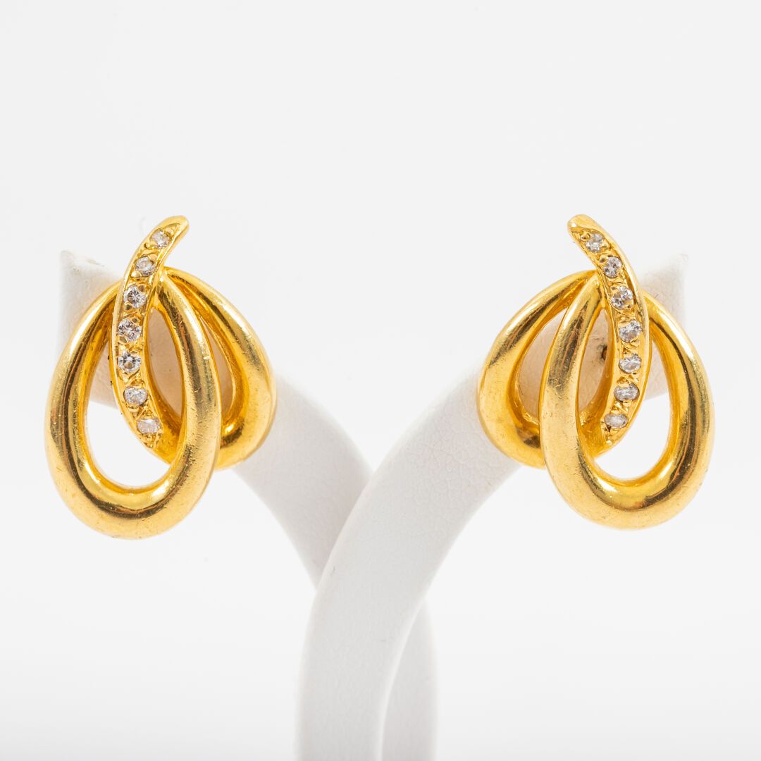 Null Ein Paar Ohrringe mit Blattdekor, besetzt mit Diamanten im Brillantschliff,&hellip;