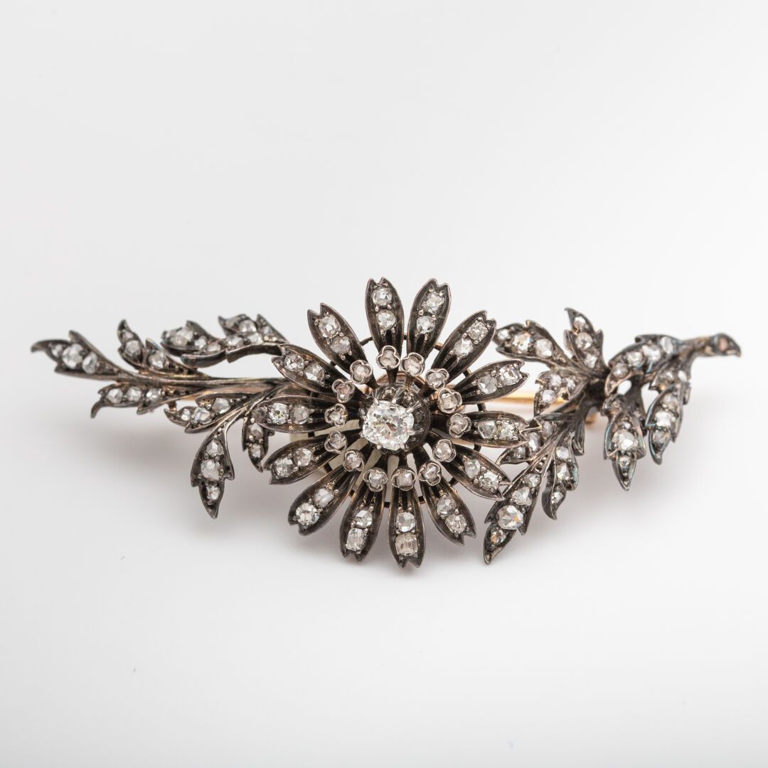 Null 花卉图案小颤动胸针，玫瑰和老式切割钻石，中央约0.15克拉，金银镶嵌 

19世纪晚期

毛重：13.1克 - 长：6厘米
