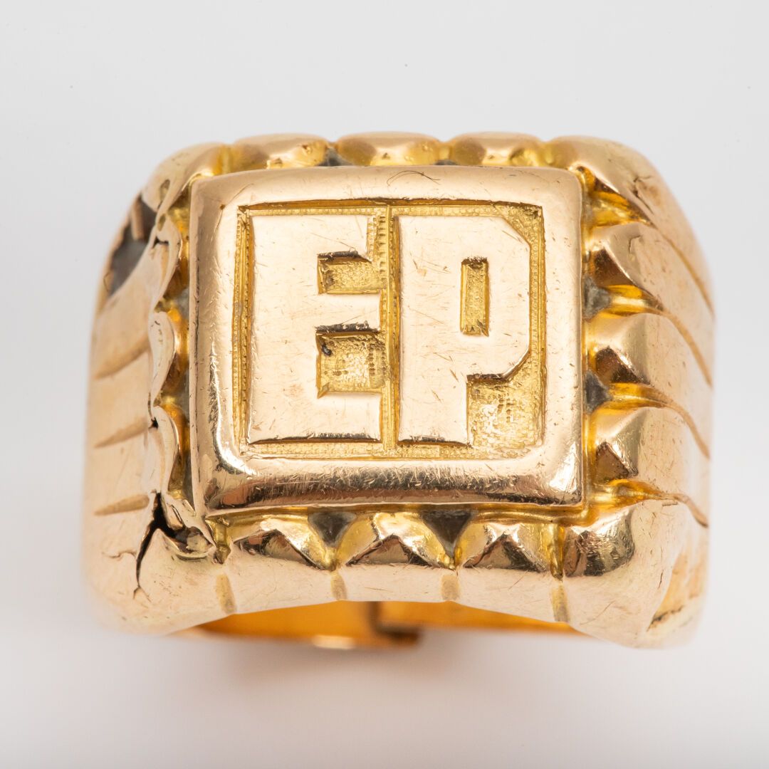 Null Ring, gold monogrammed "EP".

Weight: 18.1 g - Finger: 55 deformation, cut &hellip;