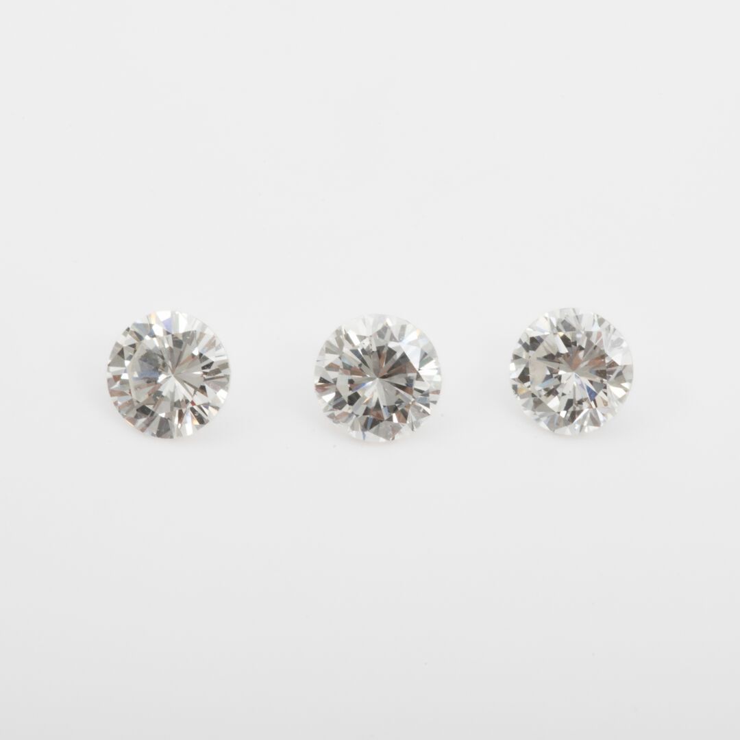 Null Tres diamantes de talla brillante de 0,83 quilates