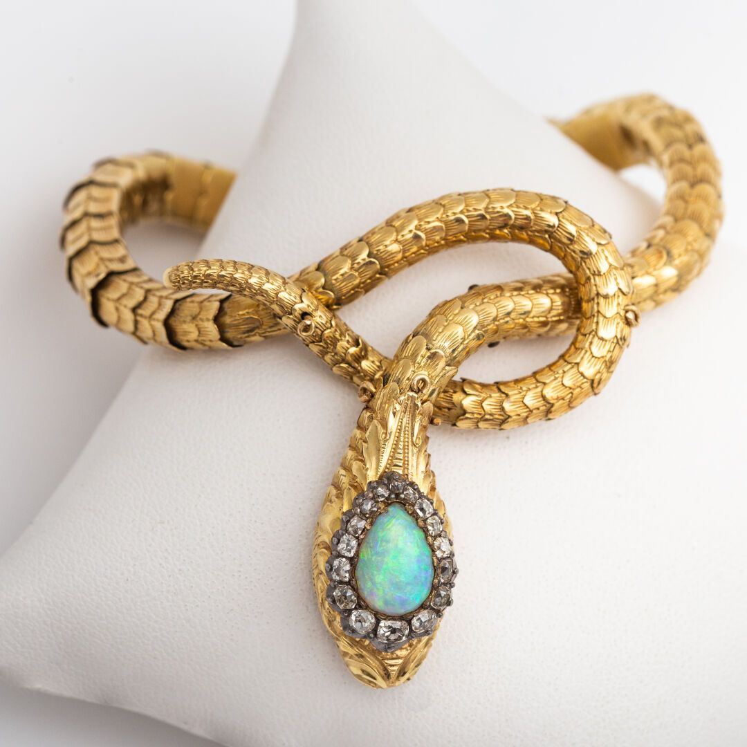Null Bracelet articulé "serpent", serti d'une opale, entourage diamants taille a&hellip;