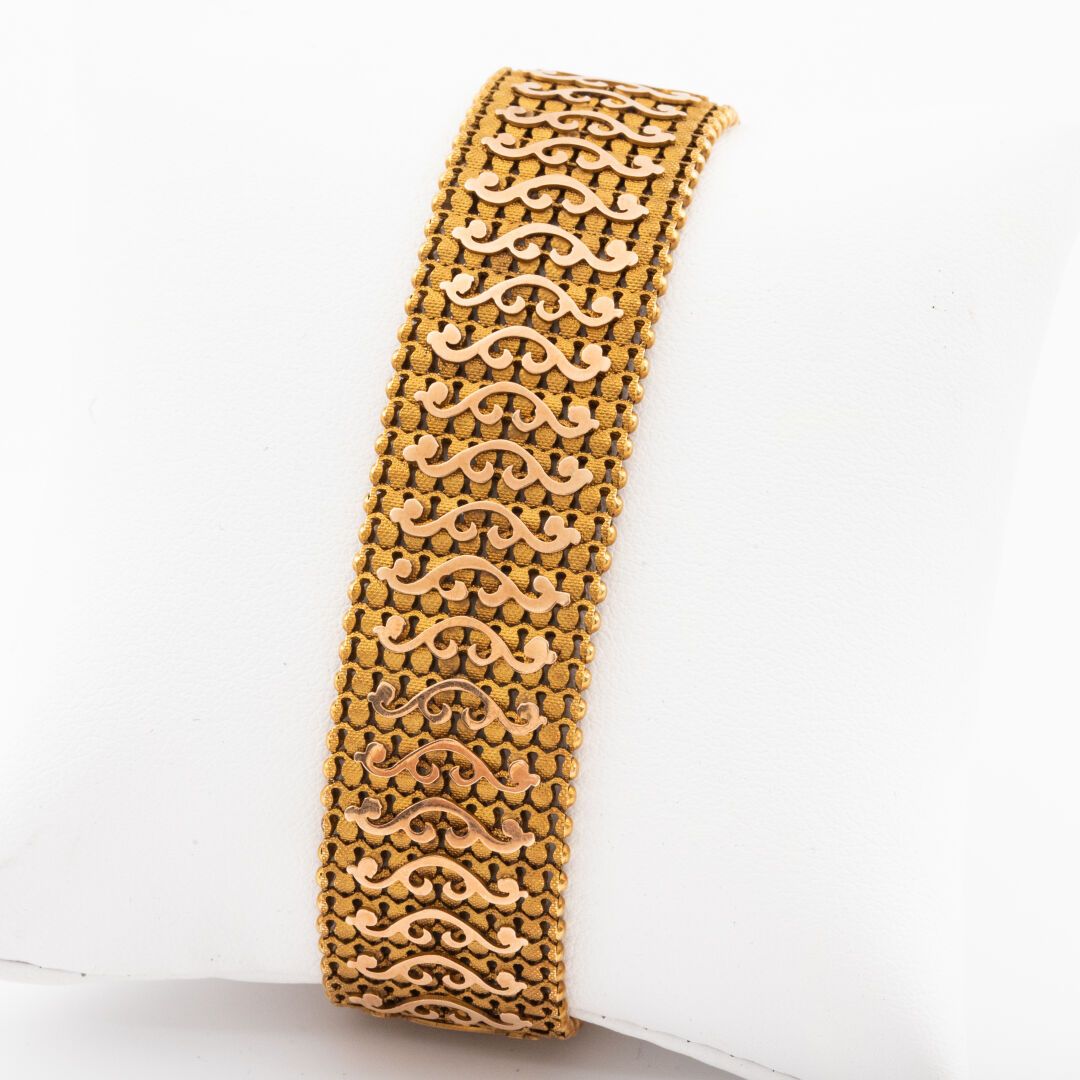 Null Bracelet ruban souple, en or.

Poids : 21.8 g -L:18 cm environ- l: 1.8 cm