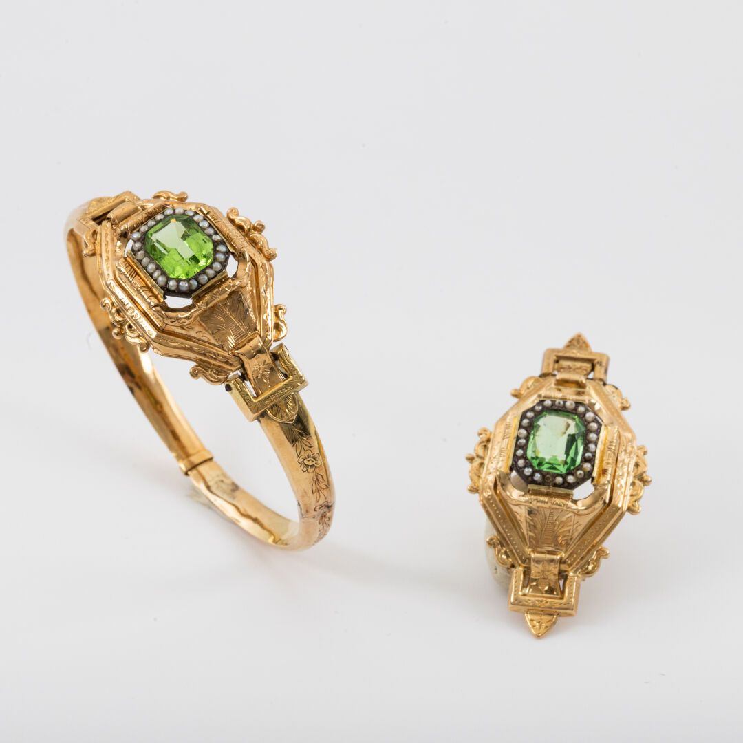 Null Two-piece set, chased gold, green stones and half pearls, including half-br&hellip;