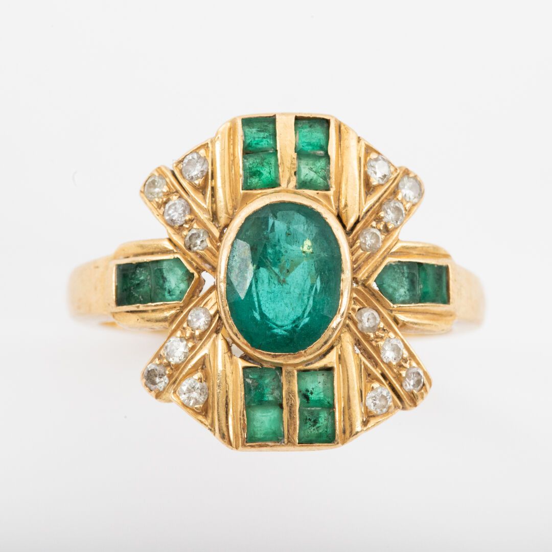 Null 绿宝石和明亮式切割钻石戒指，黄金镶嵌 

约1980-90年

毛重：5克 - 指数：54