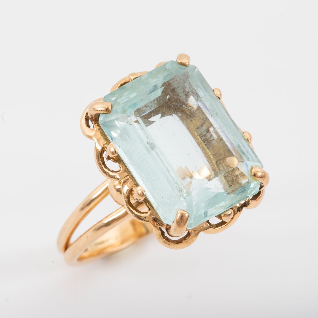 Null 海蓝宝石戒指，黄金镶嵌 

约1960年 

毛重：7.3克 - 指数：59 - 小碎片