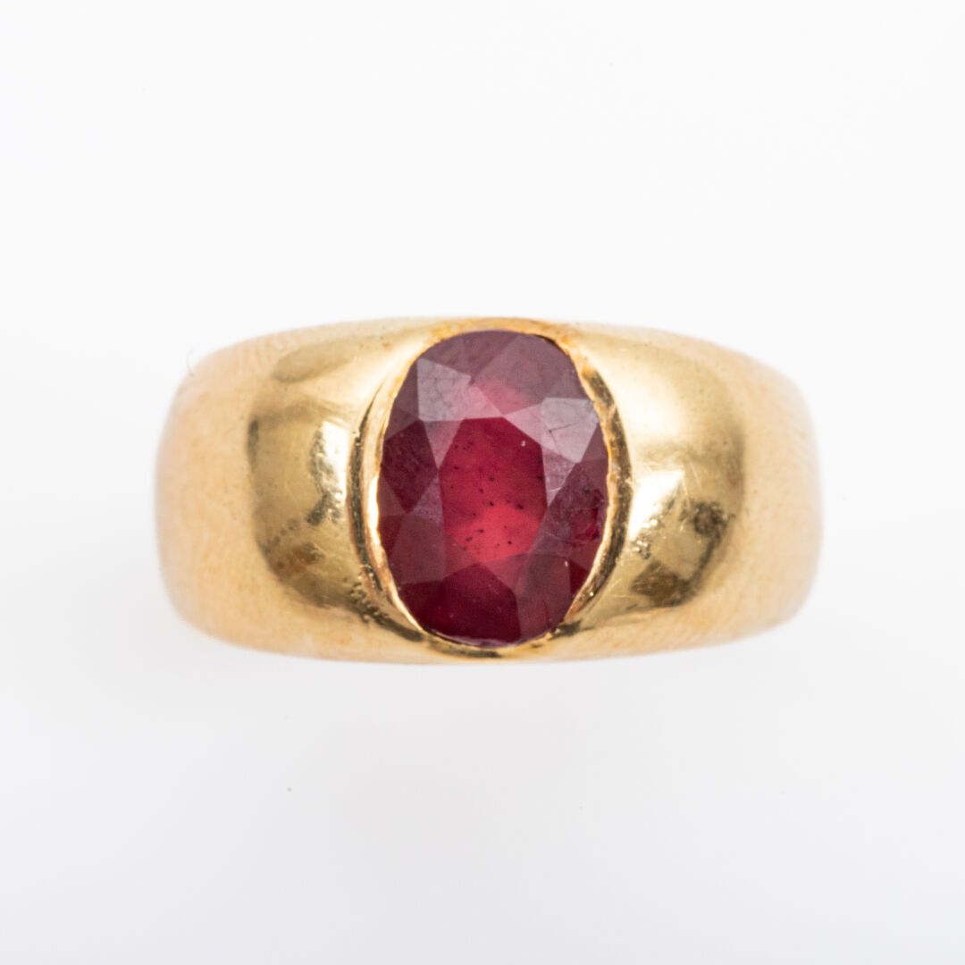 Null Large ring, gold and ruby in closed setting 

Gross weight: 14.9 g - Finger&hellip;