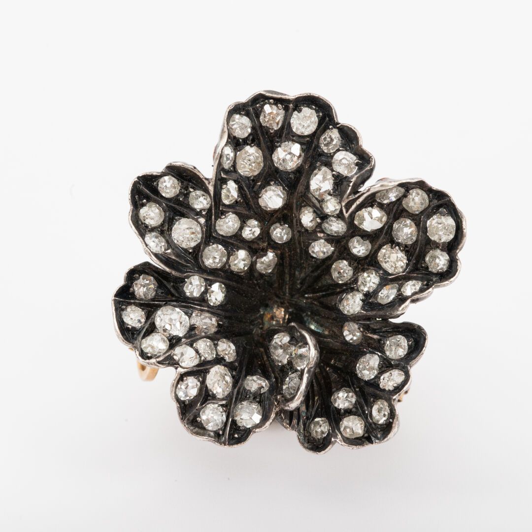 Null Broche fleur, diamants taille ancienne, monture argent et or 

Poids brut :&hellip;