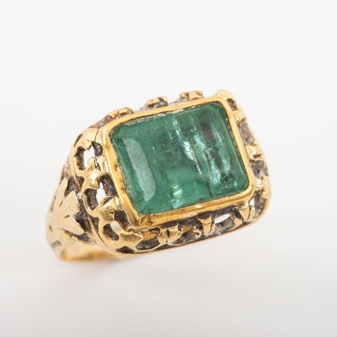 Null 绿宝石戒指，镂空黄金镶嵌

19世纪末-20世纪初 

毛重：4克 - 手指：50