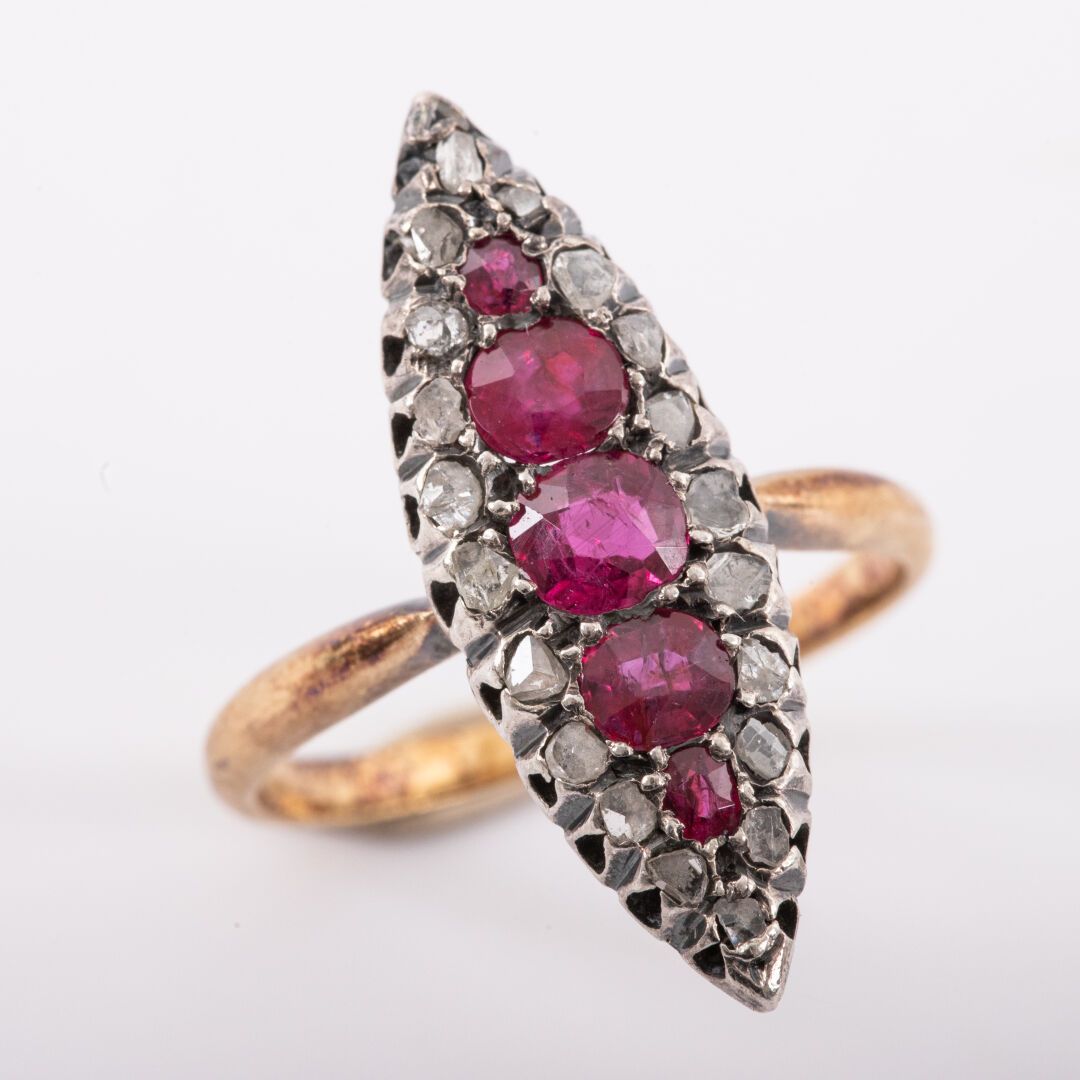 Null Anillo marquesa, rubíes y diamantes talla rosa, engastado en oro 

Principi&hellip;