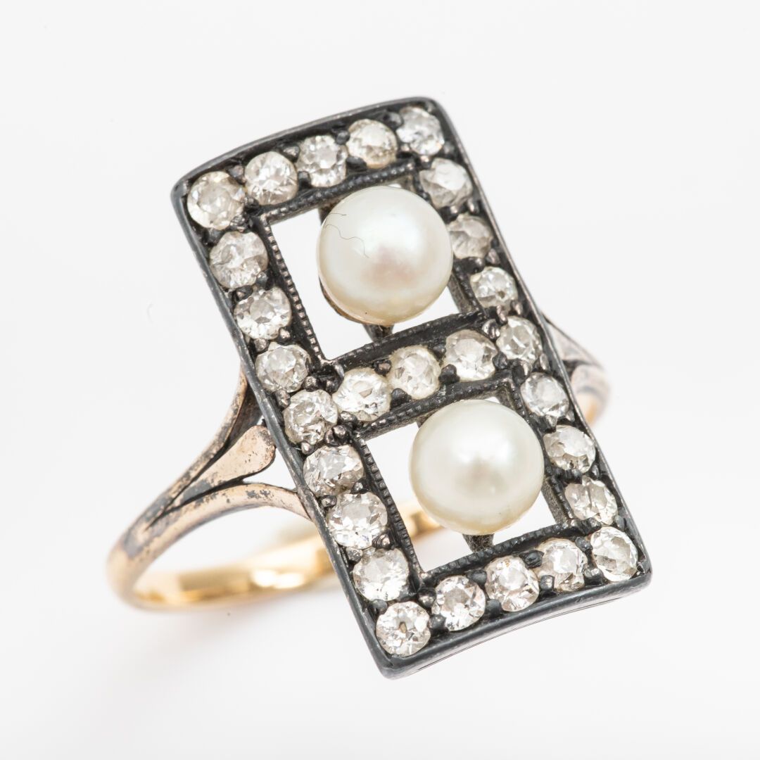 Null 戒指 "你和我"，珍珠直径：5毫米，老式切割钻石，金银镶嵌 

19世纪初 

毛重：4.1克 - 指头：56 - 长：21mm-l：10mm