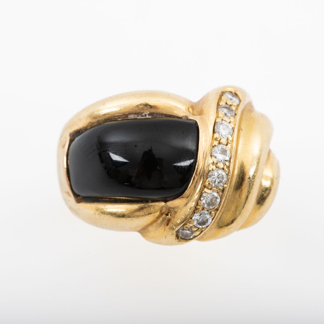 Null Important ring, gold, onyx and brilliant diamonds. 

Gross weight : 13.9 g &hellip;