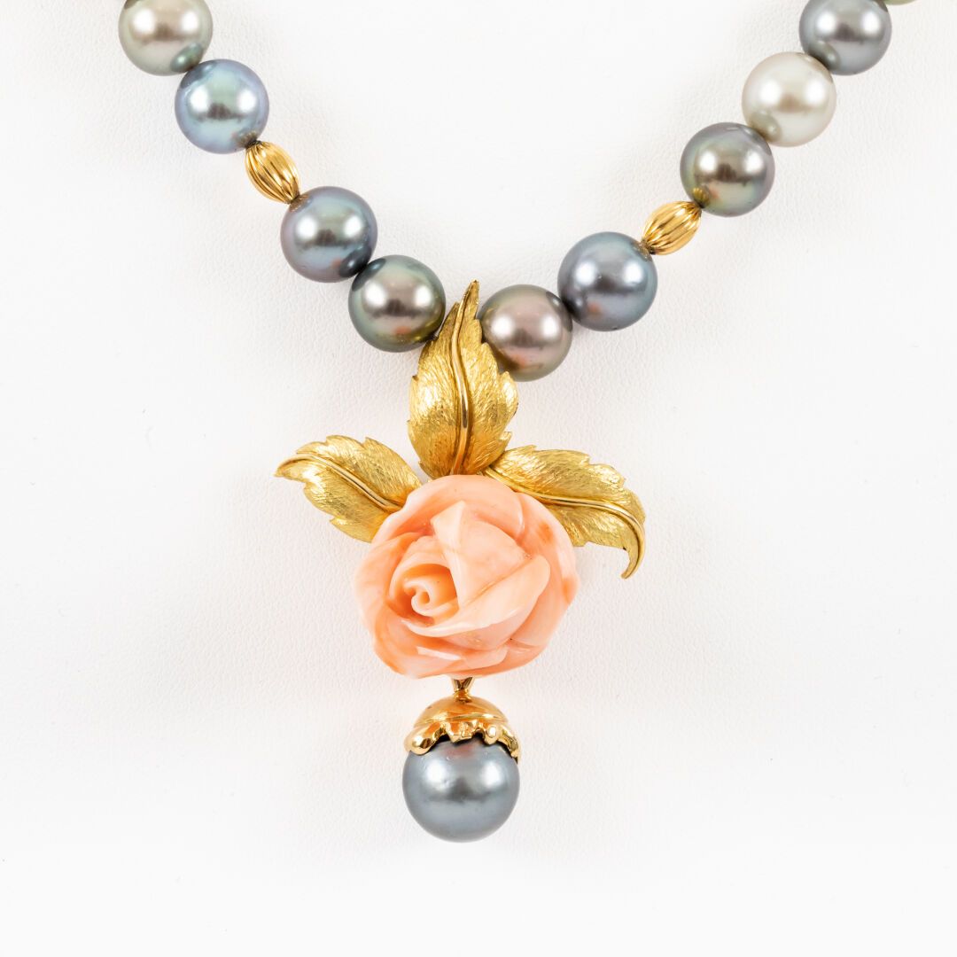 Null Collier pendentif, perles de culture grise 9 à 12 mm environ, or texturé, c&hellip;