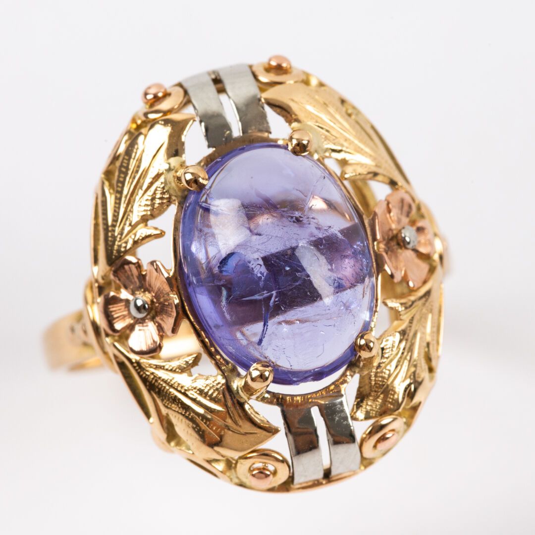 Null Tanzanite cabochon ring, two gold openwork setting

Art nouveau style

Gros&hellip;