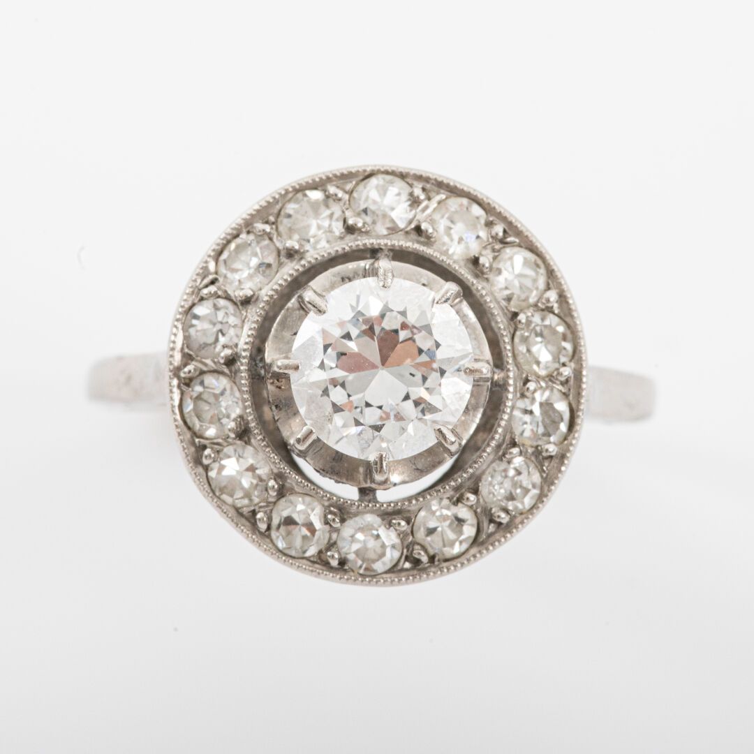Null Ring Margerite, zentraler Diamant im Brillantschliff, ca. 0,75 Karat, umgeb&hellip;